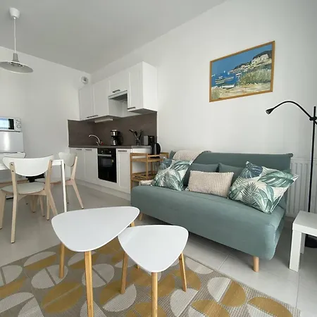 T2 2* Avec Balcon Et Parking à 250m De La - Fr-1-738-37 * Royan