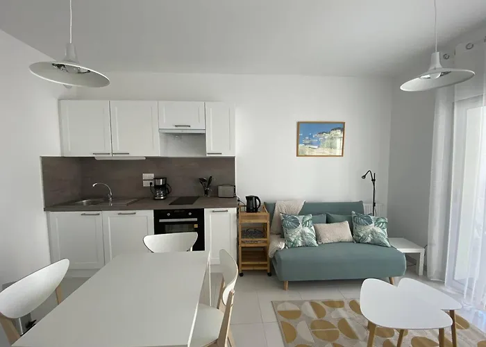 T2 2* Avec Balcon Et Parking à 250m De La - Fr-1-738-37 *