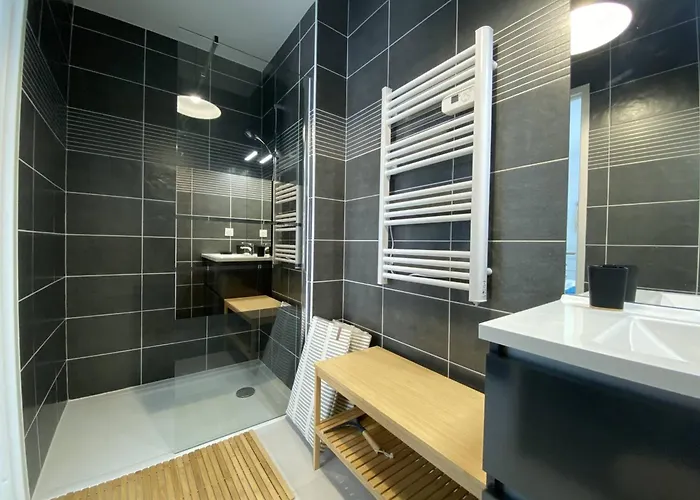 T2 2* Avec Balcon Et Parking à 250m De La - Fr-1-738-37 Royan