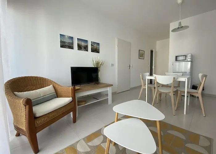 Apartamento T2 2* Avec Balcon Et Parking à 250m De La - Fr-1-738-37 *