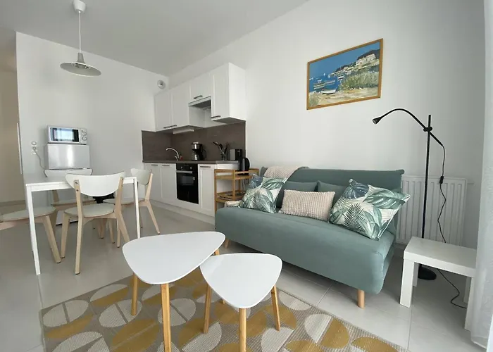 T2 2* Avec Balcon Et Parking à 250m De La - Fr-1-738-37 * Royan