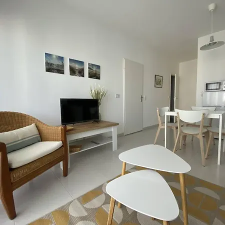 Apartment T2 2* Avec Balcon Et Parking A 250m De La - Fr-1-738-37 *